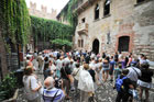 Werona. Na placu przed Casa di Giulietta (Domem Julii). W głębi po lewej pomnik Julii. - foto: wnieznane.pl