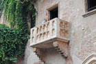 Werona. Na placu przed Casa di Giulietta (Domem Julii). Słynny balkon.  - foto: wnieznane.pl