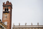 Werona. Torre del Gardello i zwieńczenie fasady Palazzo Maffei - posągi Herkulesa, Jowisza, Wenus, Merkurego, Apolla i Minerwy. - foto: wnieznane.pl