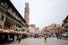 Werona. Piazza delle Erbe (Plac Ziół), wyłożony marmurowymi płytami. Po lewej wieża Torre dei Lamberti.  - foto: wnieznane.pl