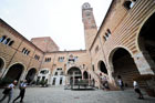 Werona. Wewnętrzny dziedziniec Palazzo del Comune (Palazzo della Ragione). Po prawej stronie Torre dei Lamberti. - foto: wnieznane.pl