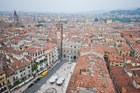 Werona. Widok z Torre dei Lamberti na Piazza delle Erbe i Torre del Gardello.  - foto: wnieznane.pl