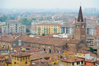 Werona. Widok z Torre dei Lamberti na miasto i Chiesa di Santa Anastasia.  - foto: wnieznane.pl