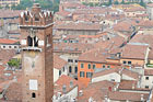 Werona. Widok z Torre dei Lamberti na Piazza delle Erbe, Palazzo Maffei, kolumnę z symbolem Republiki Weneckiej i Torre dell Gardello.  - foto: wnieznane.pl