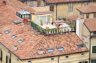 Werona. Widok z Torre dei Lamberti na ogród na dachu.   - foto: wnieznane.pl