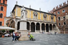 Werona. Pomnik Dantego na Piazza dei Signori. - foto: wnieznane.pl