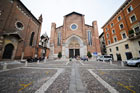 Werona. Plac przed Chiesa di Santa Anastasia (Kościołem św. Anastazji). - foto: wnieznane.pl