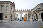Werona. Portani della Brà - brama, będąca dawniej częścią murów miejskich. - foto: wnieznane.pl