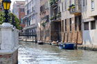 Wenecja. Jeden z kanałów odbiegających od Canal Grande. - foto: wnieznane.pl