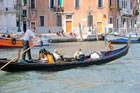 Wenecja. Jedna z wielu gondoli pływających po Canal Grande.  - foto: wnieznane.pl