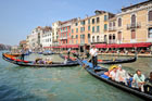 Wenecja. Gondole na kolizyjnym kursie na Canal Grande. - foto: wnieznane.pl