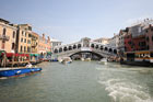 Wenecja. Najstarszy i najsłynniejszy most w mieście - Ponte Rialto. - foto: wnieznane.pl