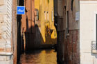 Wenecja. Jeden z dziesiątek wąskich kanałów... - foto: wnieznane.pl