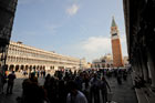 Wenecja. Ogromny główny plac miasta - Piazza San Marco. Po lewej Procuratie Vecchie, w głębi Campanile di San Marco i Basilica San Marco. - foto: wnieznane.pl