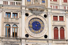 Wenecja. Wieża zegarowa przy Piazza San Marco - Torre dell' Orologio. - foto: wnieznane.pl