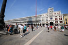 Wenecja. Piazza San Marco, w tle Torre dell' Orologio i Procuratie Vecchie.  - foto: wnieznane.pl