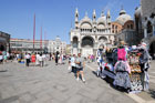 Wenecja. Piazzetta di San Marco. W tle Basilica San Marco, Torre dell' Orologio i Procuratie Vecchie. - foto: wnieznane.pl
