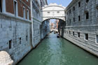 Wenecja. Słynny Most Westchnień - Ponte dei Sospiri - widziany z Ponte della Paglia. - foto: wnieznane.pl