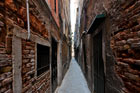 Wenecja. Labirynt wąskich uliczek w centrum miasta. - foto: wnieznane.pl