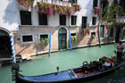 Wenecja. Gondola płynąca po jednym z weneckich kanałów. - foto: wnieznane.pl