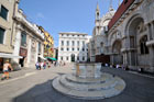 Wenecja. Calle canonica, na pierwszym planie studnia wenecka, w głębi Palazzo Patriarcale, z prawej Basilica San Marco. - foto: wnieznane.pl