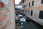 Wenecja. Zator na jednym z kanałów... - foto: wnieznane.pl