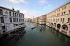 Wenecja. Canal Grande i pływające po nim gondole widziane z Ponte Rialto.   - foto: wnieznane.pl