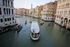 Wenecja. Canal Grande i pływające po nim tramwaje widziane z Ponte Rialto.  - foto: wnieznane.pl