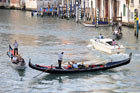 Wenecja. Canal Grande i pływające po nim gondole widziane z Ponte Rialto.   - foto: wnieznane.pl