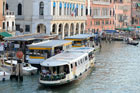 Wenecja. Canal Grande i pływające po nim tramwaje widziane z Ponte Rialto.  - foto: wnieznane.pl