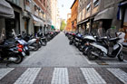 Bolonia. Parking dla skuterów w centrum miasta. - foto: wnieznane.pl