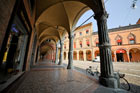 Bolonia. W cieniu arkad na Piazza Santo Stefano. - foto: wnieznane.pl