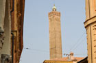 Bolonia. Widok z Piazza Santo Stefano na wieżę Torre degli Asinelli.  - foto: wnieznane.pl