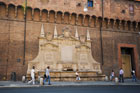Bolonia. Fontanna na elewacji jednego z budynków. - foto: wnieznane.pl
