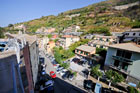 Cinque Terre. Widok z parkingu na miejscowość Riomaggiore. - foto: wnieznane.pl