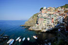 Cinque Terre. Zbudowana na zboczach miejscowość Riomaggiore.   - foto: wnieznane.pl