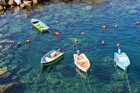 Cinque Terre. Łódki cumujące przy brzegu w miejscowości Riomaggiore.  - foto: wnieznane.pl