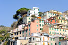 Cinque Terre. Domy zbudowane na zboczu w miejscowości Riomaggiore.  - foto: wnieznane.pl