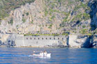Cinque Terre. Statek płynący wzdłuż wybrzeża. - foto: wnieznane.pl