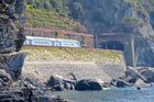 Cinque Terre. Pociąg kursujący pomiędzy miejscowościami. - foto: wnieznane.pl
