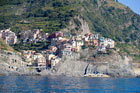 Cinque Terre. Vernazza widziana od strony morza.  - foto: wnieznane.pl