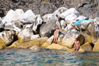 Cinque Terre. Ludzie kąpiący się w morzu i plażujący na skałach.  - foto: wnieznane.pl