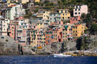 Cinque Terre. Riomaggiore widziane od strony morza.  - foto: wnieznane.pl