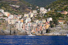 Cinque Terre. Riomaggiore widziane od strony morza.  - foto: wnieznane.pl