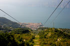 Widok z kolejki na Monte Baldo na miasteczko Malcesine nad Jeziorem Garda (Lago di Garda).  - foto: wnieznane.pl