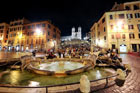 Rzym. Widok z Piazza di Spagna na schody hiszpańskie, fontannę Barcaccia i kościół Trinita dei Monti (kościół św. Trójcy).   - foto: wnieznane.pl