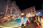 Rzym. Jeden z symboli miasta - niesamowita Fontanna di Trevi, ciesząca się ogromną popularnością także późnym wieczorem. - foto: wnieznane.pl Rzym. Jeden z symboli miasta - niesamowita Fontanna di Trevi, ciesząca się ogromną popularnością także późnym wieczorem. - foto: wnieznane.pl