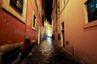 Rzym. Jedna z wielu wąskich uliczek w historycznej części miasta. - foto: wnieznane.pl