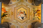 Watykan. Bogato zdobione sklepienie w muzeach watykańskich. - foto: wnieznane.pl