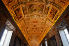 Watykan. Bogato zdobione sklepienie w muzeach watykańskich, w Galerii map..  - foto: wnieznane.pl